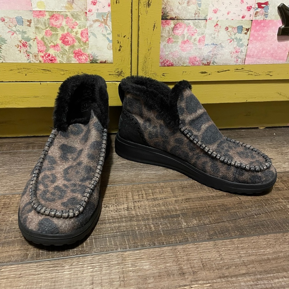 Hey dudes size 9 cheetah print fur lined booties